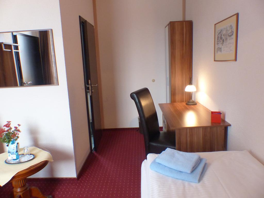 Hotel Friedchen Mit Eigener Fleischerei Artern Стая снимка