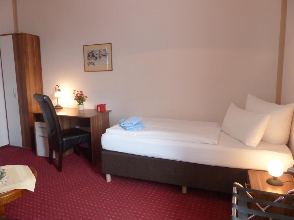 Hotel Friedchen Mit Eigener Fleischerei Artern Стая снимка